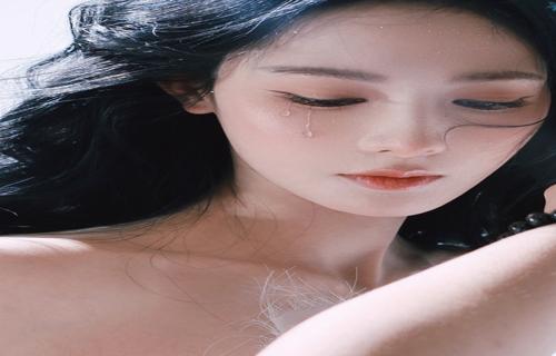 大提琴前歐陽娜娜神情專注笑容燦爛顯青春